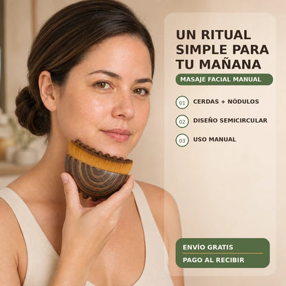 Modelo 02 sosteniendo el cepillo facial semicircular junto al rostro; envío gratis y pago al recibir