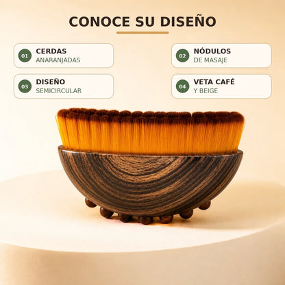 Detalles del cepillo facial: cerdas anaranjadas, nódulos de masaje, diseño semicircular y veta café y beige