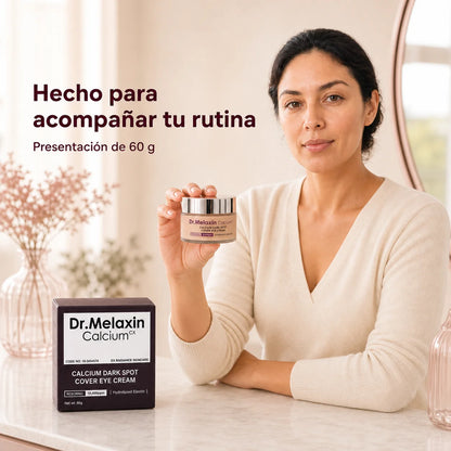 Mujer sosteniendo Dr. Melaxin de 60 g dentro de su rutina de cuidado